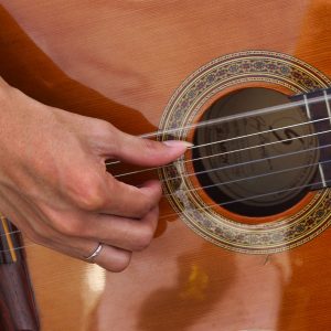 Est-ce difficile d’apprendre à jouer de la guitare?