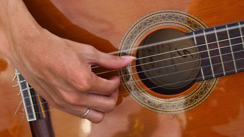Est-ce difficile d’apprendre à jouer de la guitare?